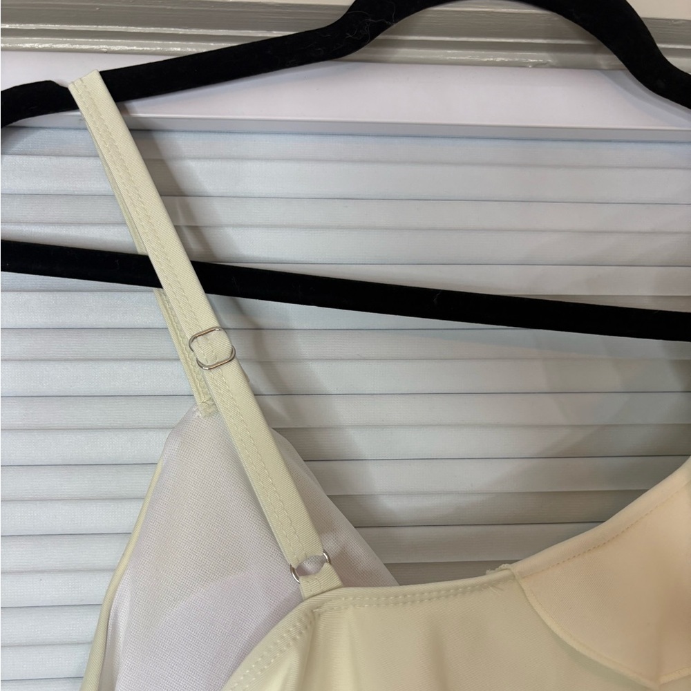 One Shoulder Ruffle One Piece Swimsuit - Picture 5 of 14
